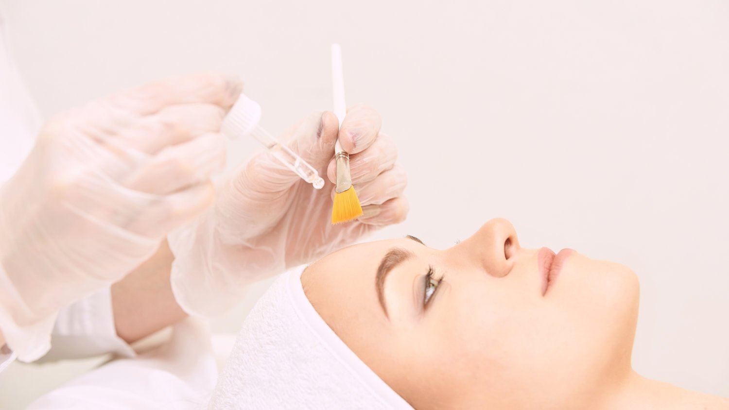 AHA Duo Chemical Peel Face, Neck & Décolleté (90 min)