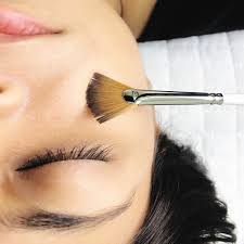 Glow Chemical Peel Face, Neck &. Décolleté (90 min)